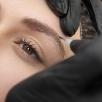 Choisir la bonne technique de maquillage permanent des sourcils grâce à une approche personnalisée